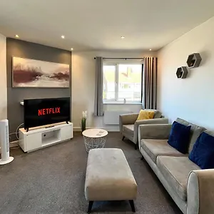 Lovely Serviced - Near Hospital Apartment