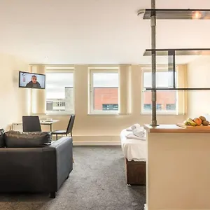 Modern & Bright Budget Studio In Central Apartment